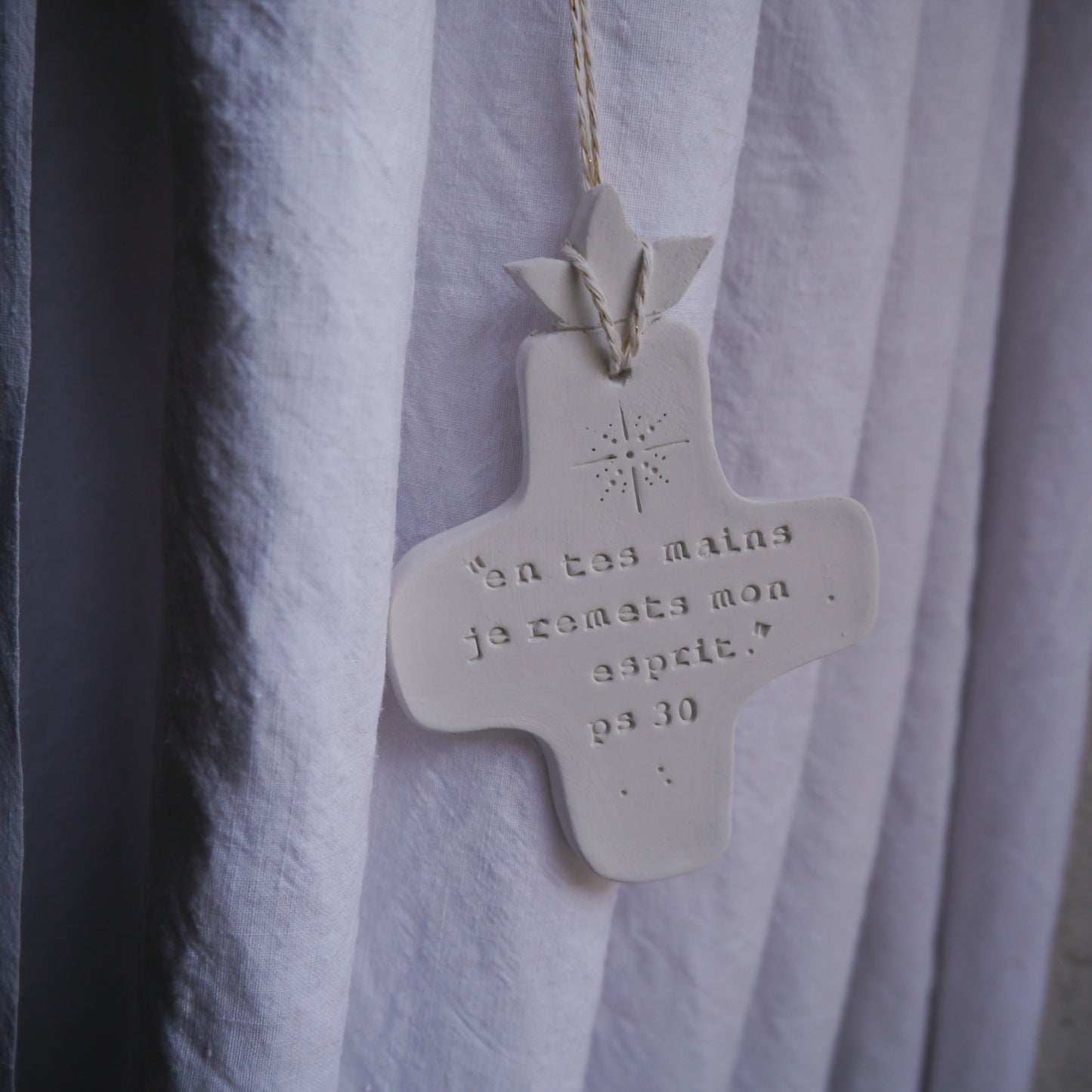 croix céramique murale