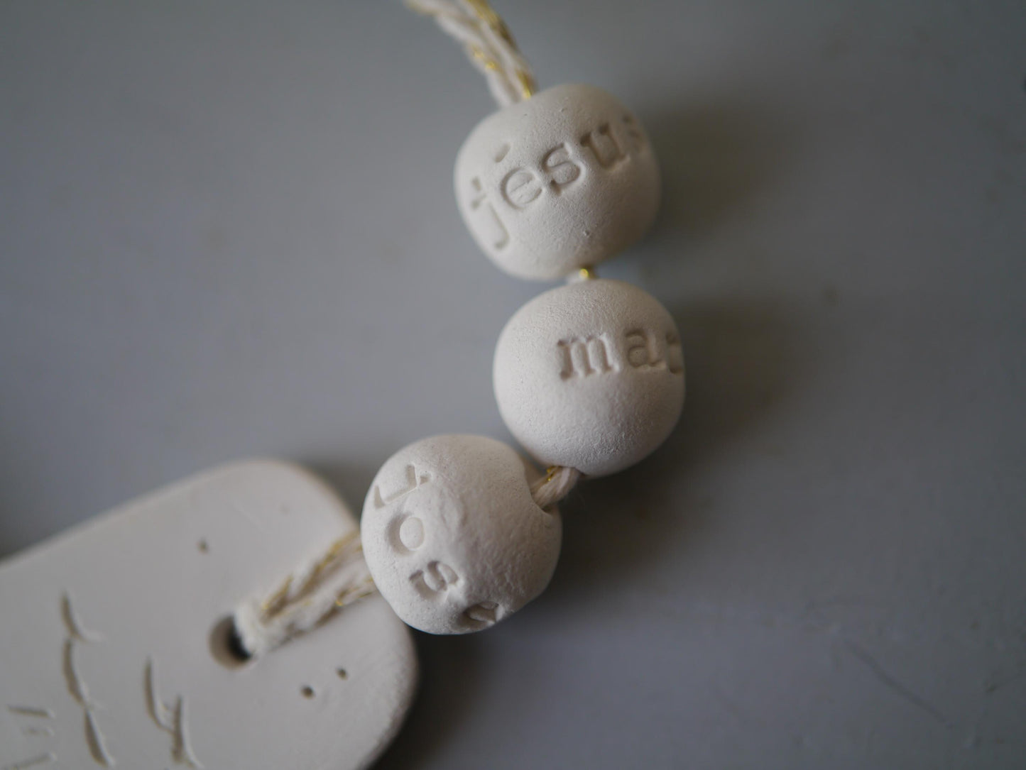 Croix céramique murale