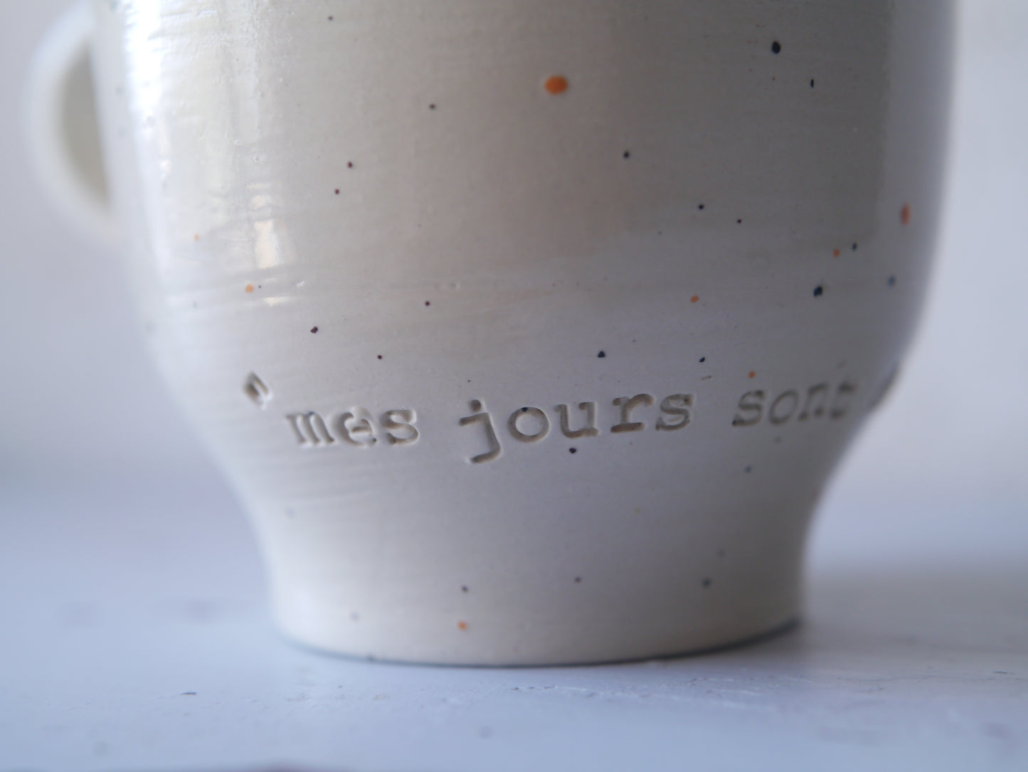 Petite Tasse. Email crème picots noirs & oranges